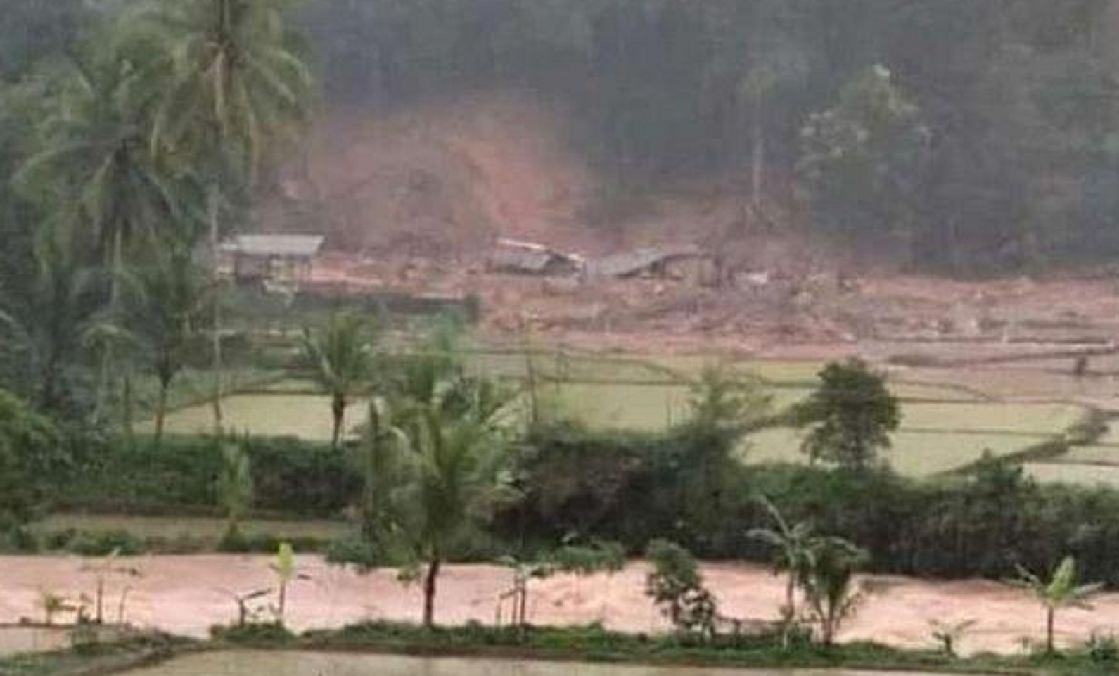 3 orang korban longsor di kawasan mata air Aqua Cipondok Kabupaten Sukabumi dinyatakan masih hilang. Hingga kini, Senin (08/01/2024) petugas Badan Penanggulangan Bencana