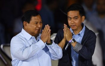 Pasangan calon presiden dan wakil presiden nomor urut 2 Prabowo Subianto-Gibran Rakabuming Raka tiba di lokasi Debat Ketiga Capres Pemilu 2024 di Istora Senayan, Jakarta, Minggu (7/1/2024). (Aditya Pradana Putra)
