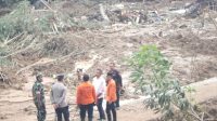 Pj Gubernur Jabar dan jajaran Muspida Subang saat meninjau lokasi bencana longsor di Subang. (Pemkab Subang)