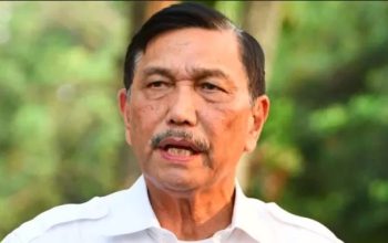 Menteri Koordinator Bidang Kemaritiman dan Investasi, Luhut Binsar Pandjaitan, menyampaikan pernyataannya mengenai putusan bebas Haris Azhar dan Fatia Maulidiyanti terkait kasus pencemaran nama baik (Adib Ahsan Khuluqa)