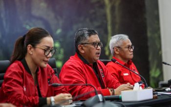 Sekjen PDIP Hasto Kristiyanto (tengah) bersama jajaranya memberikan keterangan mengenai isu politik terkini menyambut Tahun Baru 2024 di Kantor DPP PDIP, Jakarta, Selasa (2/1/2024). (MIFTAHUL HAYAT/JAWA POS)