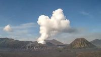 Kawah Gunung Bromo di Provinsi Jawa Timur mengeluarkan asap putih tebal pada Selasa (9/1) pagi. (PVMBG/Antara)