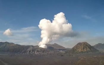 Kawah Gunung Bromo di Provinsi Jawa Timur mengeluarkan asap putih tebal pada Selasa (9/1) pagi. (PVMBG/Antara)