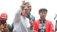 Hariz Azhar dan Fatia Maulidayanti saat berpidato di depan para pendukungnya usai putusan bebas di ruang sidang Pengadilan Negeri Jakarta Timur, Senin (8/1/2023). (JAWA POS)