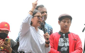 Hariz Azhar dan Fatia Maulidayanti saat berpidato di depan para pendukungnya usai putusan bebas di ruang sidang Pengadilan Negeri Jakarta Timur, Senin (8/1/2023). (JAWA POS)