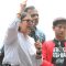Hariz Azhar dan Fatia Maulidayanti saat berpidato di depan para pendukungnya usai putusan bebas di ruang sidang Pengadilan Negeri Jakarta Timur, Senin (8/1/2023). (JAWA POS)