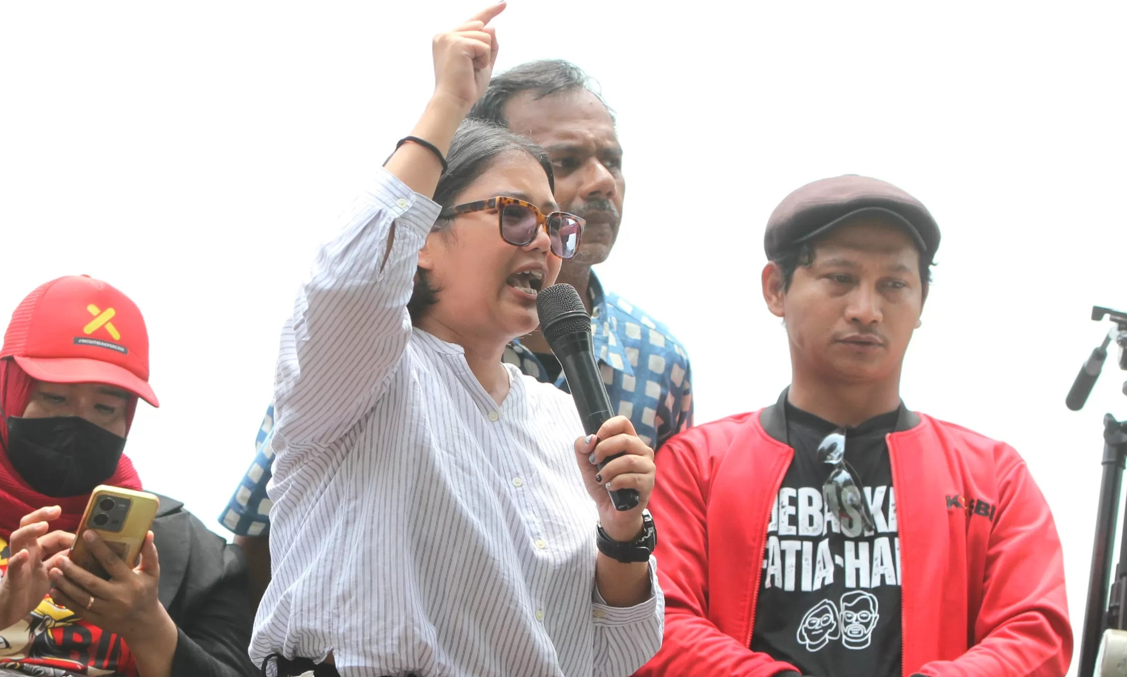 Hariz Azhar dan Fatia Maulidayanti saat berpidato di depan para pendukungnya usai putusan bebas di ruang sidang Pengadilan Negeri Jakarta Timur, Senin (8/1/2023). (JAWA POS)
