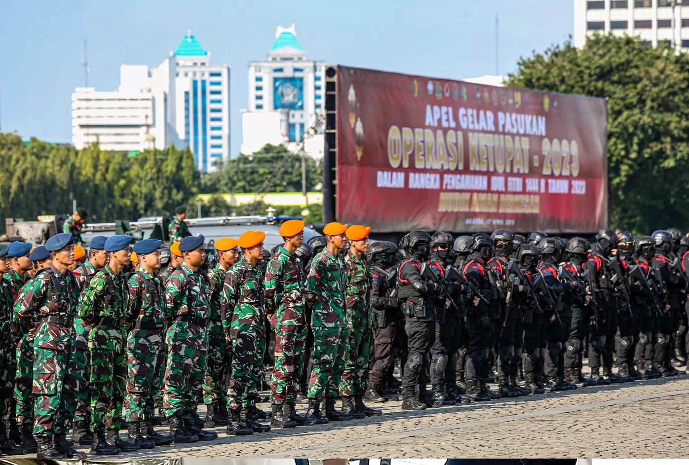 Presiden Joko Widodo memastikan kenaikan gaji bagi anggota TNI dan Polri. Meski, kenaikan tersebut, termasuk bagi ASN, lebih sedikit dibandingkan masa pemerintahan Presiden Susilo Bambang