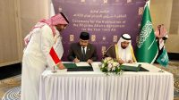 Menteri Agama Yaqut Cholil Qoumas dan Menteri Haji dan Umrah Arab Saudi Tawfiq F. Al-Rabiah menandatangani kesepakatan urusan haji atau ta'limatul hajj di Kota Jeddah, Arab Saudi. (Kemenag)