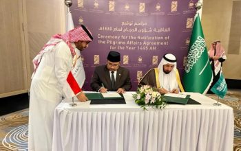 Menteri Agama Yaqut Cholil Qoumas dan Menteri Haji dan Umrah Arab Saudi Tawfiq F. Al-Rabiah menandatangani kesepakatan urusan haji atau ta'limatul hajj di Kota Jeddah, Arab Saudi. (Kemenag)