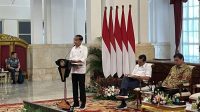 Presiden Joko Widodo menyampaikan sambutan dalam Sidang Kabinet Paripurna di Istana Negara, Jakarta, Selasa (9/1/2024). (Yashinta Difa)