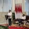 Presiden Joko Widodo menyampaikan sambutan dalam Sidang Kabinet Paripurna di Istana Negara, Jakarta, Selasa (9/1/2024). (Yashinta Difa)
