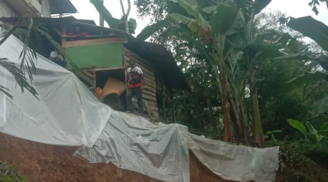 Dua rumah di Kampung Pajagan, Desa Cihamerang, Kecamatan Kabandungan, Kabupaten Sukabumi, Jabar terancam setelah bagian pondasinya tergerus longsor pada Rabu, (10/1/2024). (Aditya Rohman)