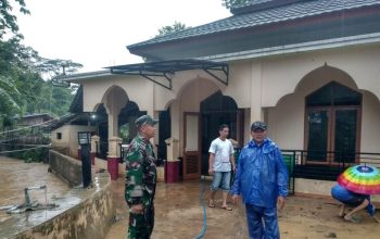 Personel TNI bersama P2BK Jampangtaengah dan warga saat bergotong royong membersihkan lumpur yang menggenangi masjid pasca-banjir akibat meluapnya Sungai Cibojong di Kampung Cijulang, RT 09/04, Desa Cijulang, Kecamatan Jampangtengah, Kabupaten Sukabumi, Jabar pada Kamis, (11/1/2024).