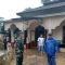Personel TNI bersama P2BK Jampangtaengah dan warga saat bergotong royong membersihkan lumpur yang menggenangi masjid pasca-banjir akibat meluapnya Sungai Cibojong di Kampung Cijulang, RT 09/04, Desa Cijulang, Kecamatan Jampangtengah, Kabupaten Sukabumi, Jabar pada Kamis, (11/1/2024).