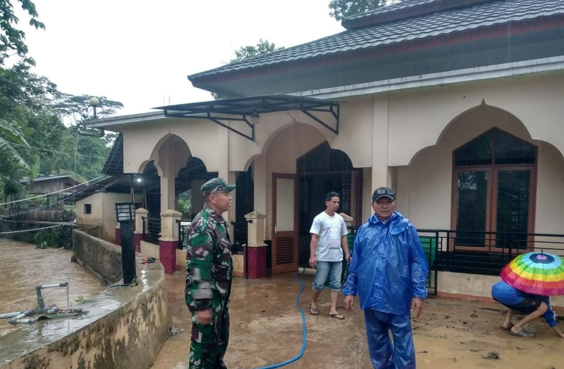 Personel TNI bersama P2BK Jampangtaengah dan warga saat bergotong royong membersihkan lumpur yang menggenangi masjid pasca-banjir akibat meluapnya Sungai Cibojong di Kampung Cijulang, RT 09/04, Desa Cijulang, Kecamatan Jampangtengah, Kabupaten Sukabumi, Jabar pada Kamis, (11/1/2024).