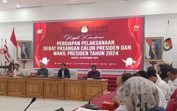 Ketua KPU RI Hasyim Asy'ari (kedua kiri) dalam Rapat Koordinasi Persiapan Debat Pasangan Calon Presiden dan Wakil Presiden Tahun 2024. (Muhammad Ramdan)