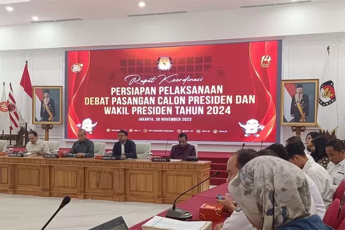 Ketua KPU RI Hasyim Asy'ari (kedua kiri) dalam Rapat Koordinasi Persiapan Debat Pasangan Calon Presiden dan Wakil Presiden Tahun 2024. (Muhammad Ramdan)