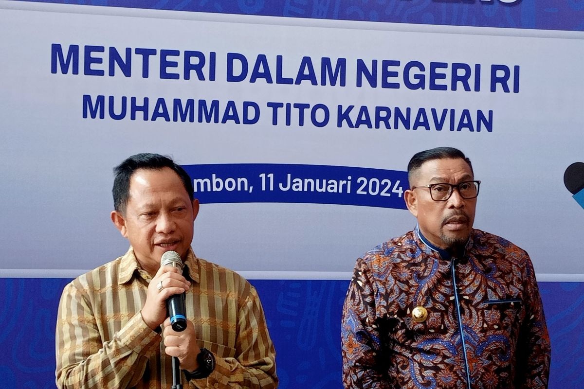 Menteri dalam negeri M. Tito Karnavian (kiri) saat konferensi pers di Kota Ambon (DedyAzis)