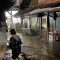 Situasi rumah-rumah warga di Kelurahan Braga, Kecamatan Sumurbandung, Kota Bandung, Jawa Barat terendam banjir akibat sungai Cikapundung melua, Kamis (11/1/2024). (Rubby Jovan)
