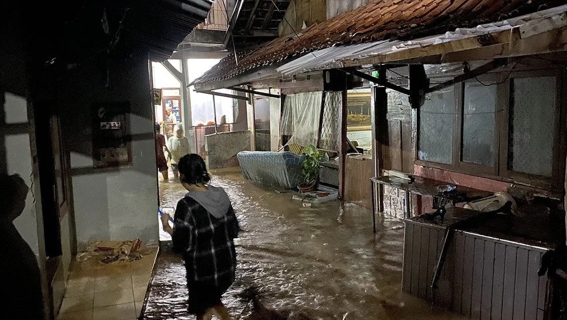 Situasi rumah-rumah warga di Kelurahan Braga, Kecamatan Sumurbandung, Kota Bandung, Jawa Barat terendam banjir akibat sungai Cikapundung melua, Kamis (11/1/2024). (Rubby Jovan)
