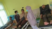Pasien keracunan makanan saat menerima penanganan di Puskesmas Ciomas, Kabupaten Bogor, Jawa Barat, Jumat (12/1/2024). (Pemerintah Kecamatan Ciomas)