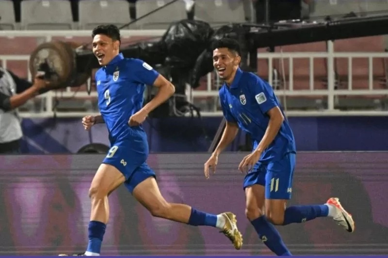 Selebrasi pemain Thailand Supachai Chaided setelah mencetak gol dalam pertandingan grup F Piala Asia lawan Kirgistan di Stadion Abdullah bin Khalifa, Doha pada Selasa (16/1/2024). (the-afc.co)