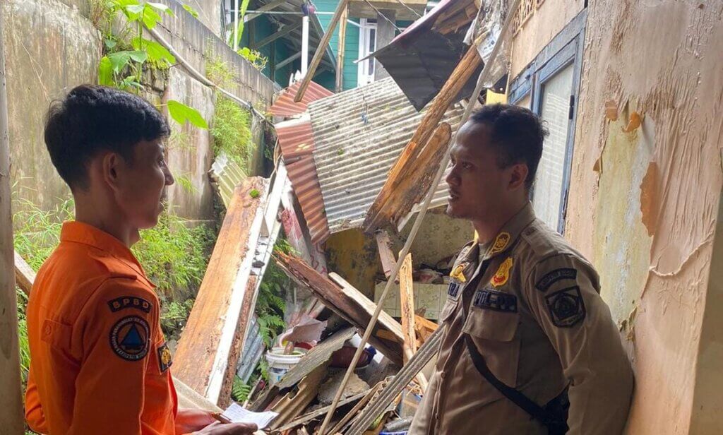 Gempa Banten berkekuatan 5,9 magnitudo Rabu pagi (3/1/2024) pukul 06:53 WIB, merusak sejumlah rumah di Kecamatan Megamendung, Kabupaten Bogor.