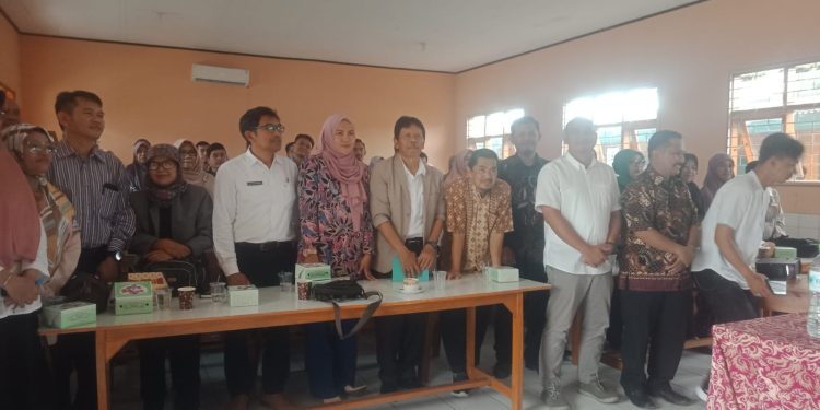 OTO BERSAMA: Para kepala SMP se-Kota Sukabumi saat mengikuti Sosialisasi Dana BOS di SMPN 3 Kota Sukabumi, Rabu (31/1/2024). (widi/radarsukabumi)