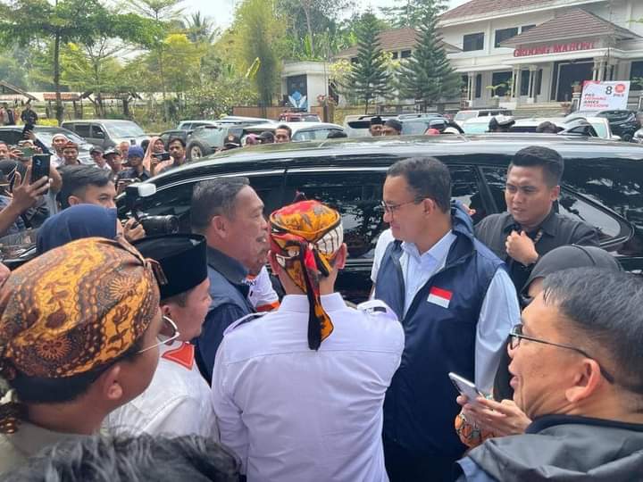 MENYAMBUT : Ucok Haris Maulana Yusup saat menyambut Calon Presiden Anies Baswedan. (foto : dok Pribadi)