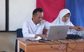 DIKEBUT : Petugas Disdukcapil Kabupaten Sukabumi, saat melakukan perekaman KTP-el bagi pemilih pemula dengan sasaran para pelajar.(FOTO : UNTUK RADAR SUKABUMI)