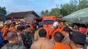 Basarnas Bandung Mulai Lakukan Pencarian Korban Hilang Akibat Longsor di Kawasan Mata Air Aqua Subang