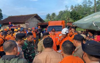 Tim Siaga Basarnas Bandung mulai melakukan pencarian korban hilang, Senin (08/01/2024).