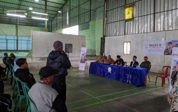 SERAP ASPIRASI : Salah seorang warga Kadudampit pada saat bertanya kepada Anggota DPRD Jabar Fraksi Demokrat Hendar Darsono pada  kegiatan reses ke II Tahun Sidang 2023 – 2024. Kegiatan yang digelar di GOR D14N Kampung Neglasari RT (15/05) Desa Cikahuripan Kecamatan Kadudampit Kabupaten Sukabumi digelar pada hari Jumat, (19/01/2024).