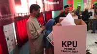 MENDAMPINGI : Pemilih disabilitas pada saat melakukan simulasi pencoblosan yang di gelar KPU Kabupaten Sukabumi dengan mendapatkan pendampingan dari orang terdekatnya.(foto : handi)