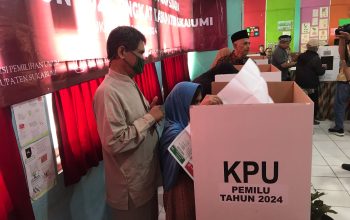 MENDAMPINGI : Pemilih disabilitas pada saat melakukan simulasi pencoblosan yang di gelar KPU Kabupaten Sukabumi dengan mendapatkan pendampingan dari orang terdekatnya.(foto : handi)