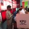 MENDAMPINGI : Pemilih disabilitas pada saat melakukan simulasi pencoblosan yang di gelar KPU Kabupaten Sukabumi dengan mendapatkan pendampingan dari orang terdekatnya.(foto : handi)