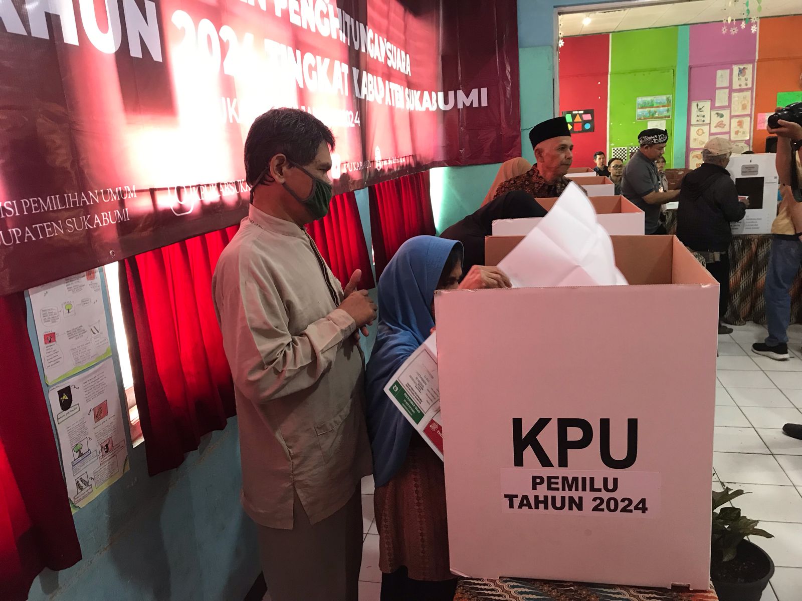 MENDAMPINGI : Pemilih disabilitas pada saat melakukan simulasi pencoblosan yang di gelar KPU Kabupaten Sukabumi dengan mendapatkan pendampingan dari orang terdekatnya.(foto : handi)