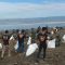 BERSIH-BERSIH : Tim gabungan forkompimcam Simpenan di pimpin Danramil Palabuhanratu bersih bersih sampah di pantai Talanca Loji, Desa Loji.