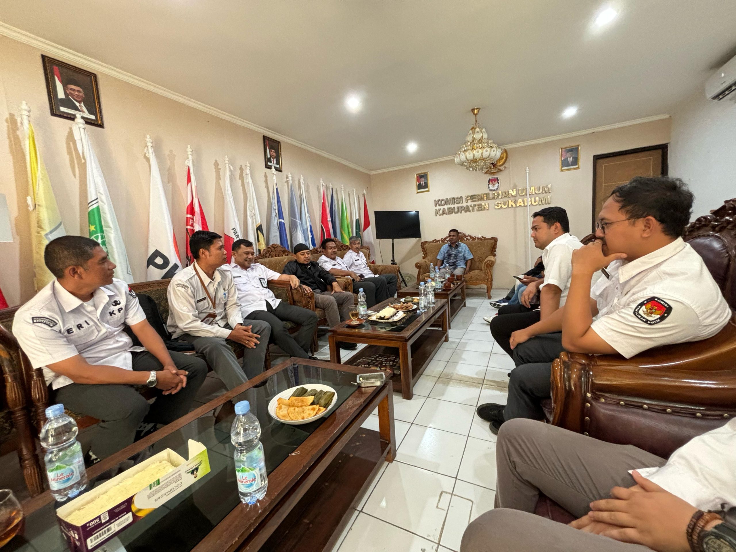 Ketua KPU Kabupaten Sukabumi Kasmin Belle Saat Rakor dengan Staff dan tenaga Sekretariat
