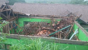 Bangunan Sekolah di Simpenan Sukabumi Ambruk, Puluhan Komputer dan Alat Sekolah Rusak