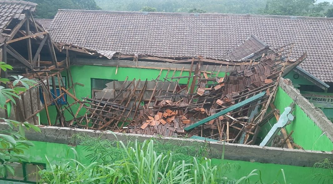 sebuah bangunan sekolah di Simpenan Sukabumi Ambruk, pada Jumat (19/01/2024).