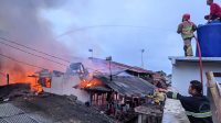 PORAKPORANDA: Kondisi kebakaran di pemukiman warga Gang Isnen, Kelurahan Selabatu, Kecamatan Cikole, Jumat (12/1).