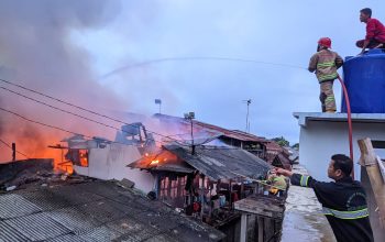 PORAKPORANDA: Kondisi kebakaran di pemukiman warga Gang Isnen, Kelurahan Selabatu, Kecamatan Cikole, Jumat (12/1).