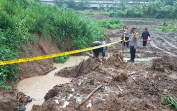 OLAH TKP : Polsek Nyalindung, saat memasang police line di lokasi kubangan maut di Kampung Warungwaru, RT (01/04), Desa Neglasari, Kecamatan Nyalindung, Kabupaten Sukabumi.(FOTO : DENDI/RADAR SUKABUMI )