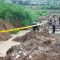 OLAH TKP : Polsek Nyalindung, saat memasang police line di lokasi kubangan maut di Kampung Warungwaru, RT (01/04), Desa Neglasari, Kecamatan Nyalindung, Kabupaten Sukabumi.(FOTO : DENDI/RADAR SUKABUMI )
