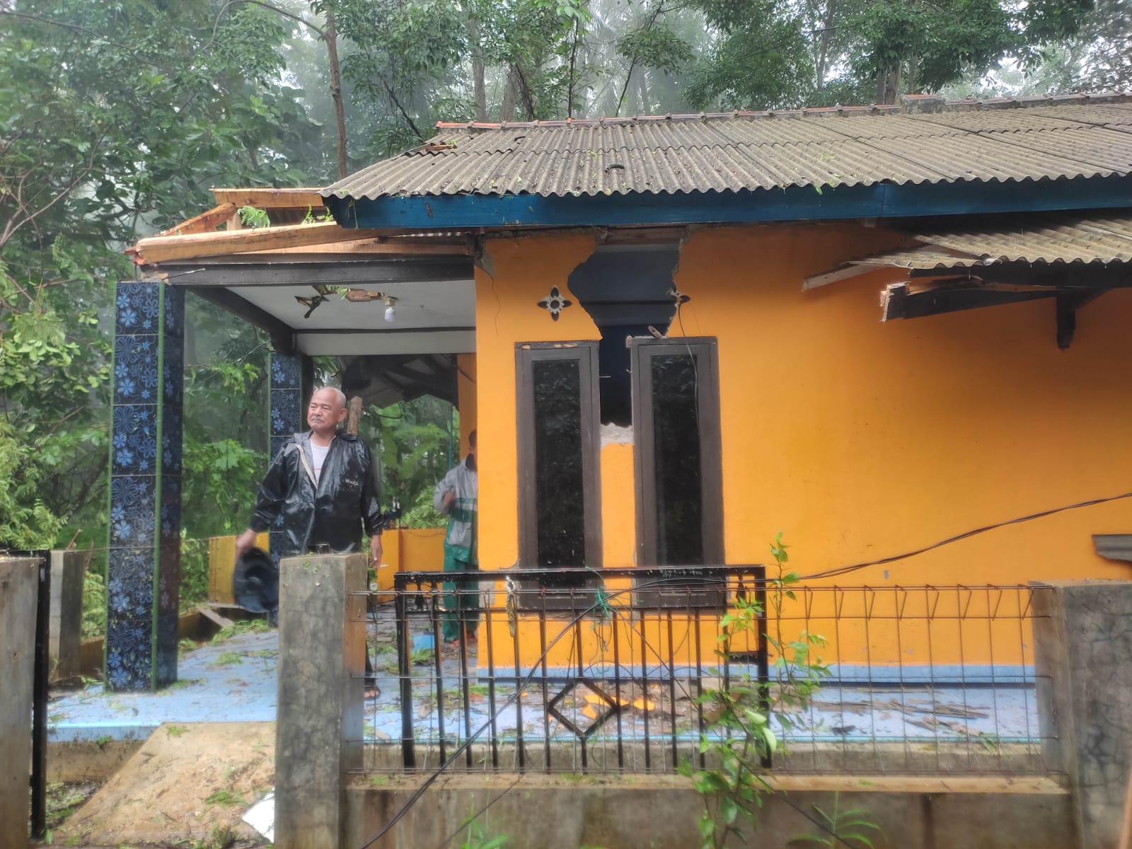 Akibat hujan yang disertai angin, pohon tumbang di Palabuhanratu merusak satu rumah warga, Jumat (19/01/2024).