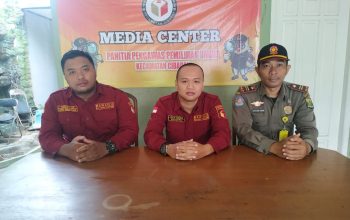 Ketua Panwaslu Kecamatan Cibadak Tatan Suherman bersama anggota pada saat melakukan press rilis di Sekretariat Panwaslu Cibadak