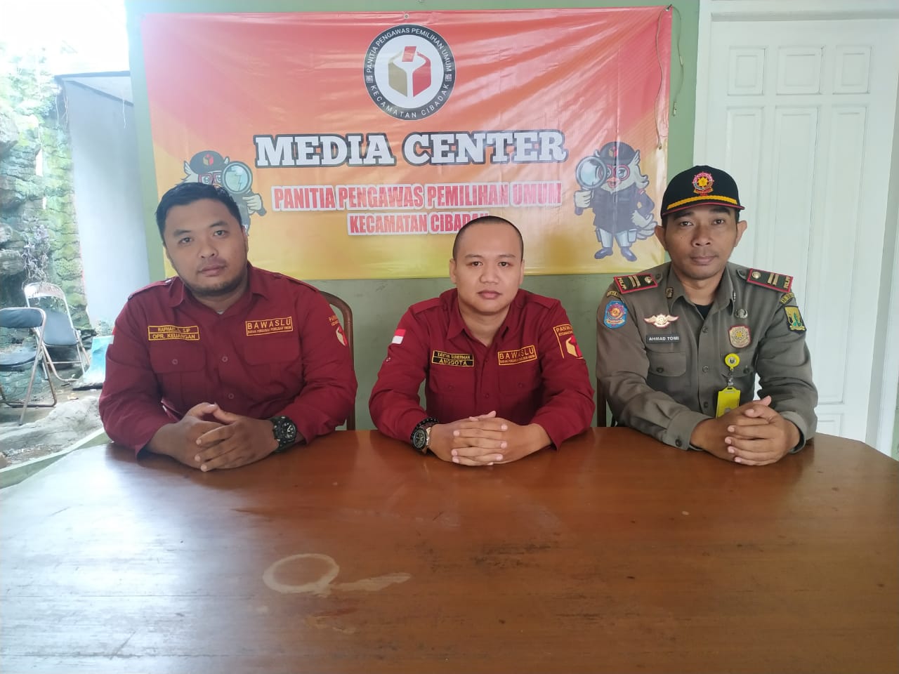 Ketua Panwaslu Kecamatan Cibadak Tatan Suherman bersama anggota pada saat melakukan press rilis di Sekretariat Panwaslu Cibadak
