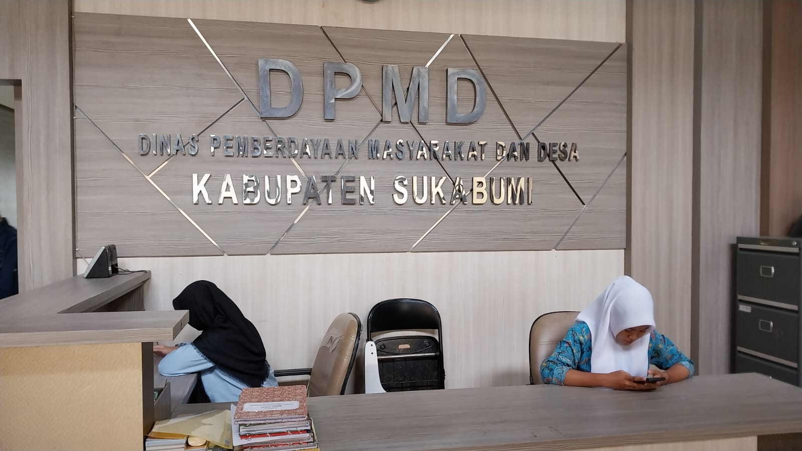 Kantor DPMD Kabupaten Sukabumi jalan Kiaralawang, Desa Citepus, Kecamatan Palabuhanratu.